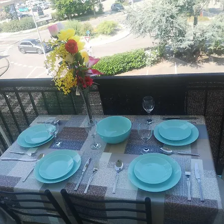 Bel Appartement, Grand Balcon Et Parking Prive