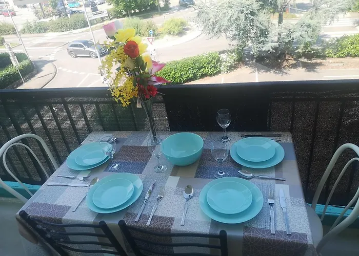 Bel Appartement, Grand Balcon Et Parking Prive